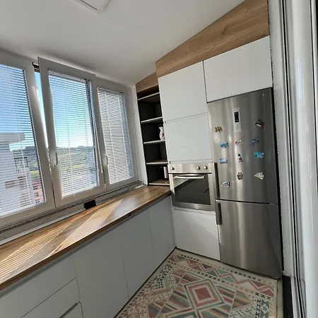 Modern Balconybright&spacious Fast Wi-fi דירה *